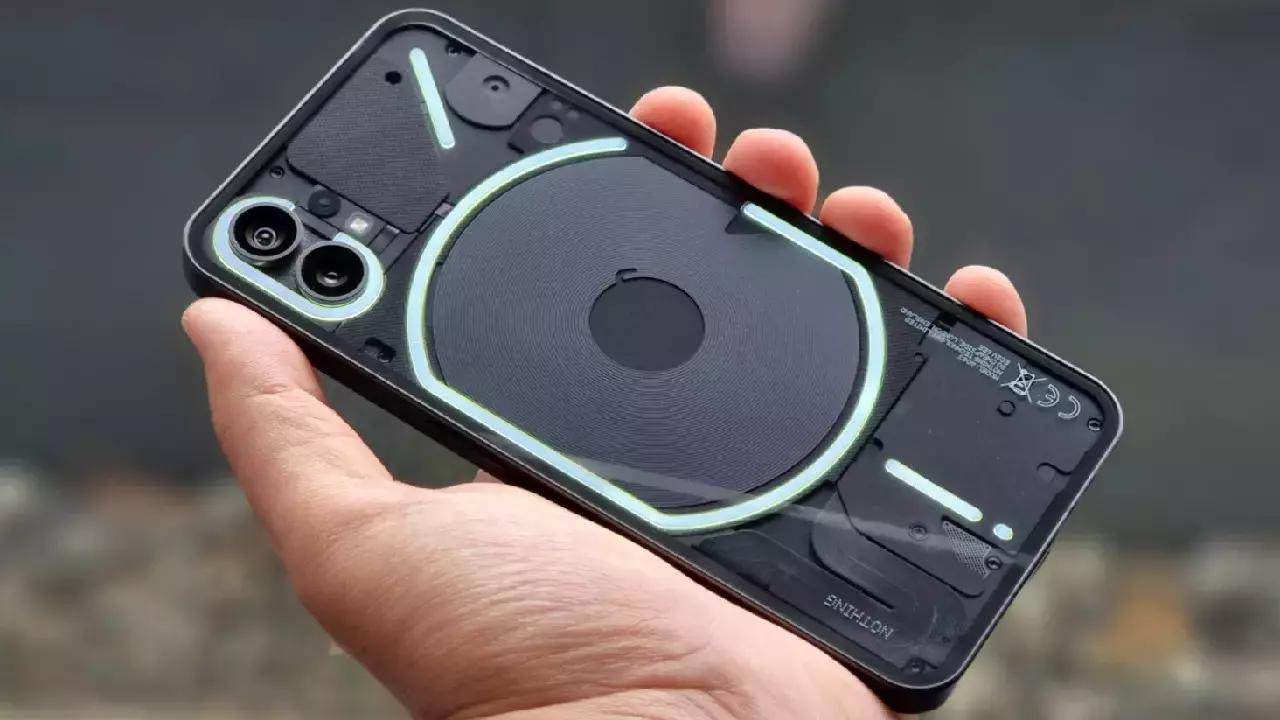 nothing apple ile dalga gecti sonra ozur diledi kapak.webp