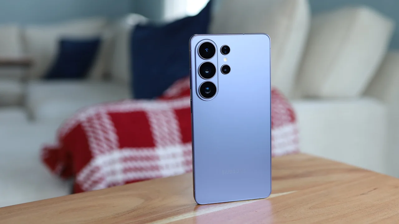 galaxy s26 ve s25 serisine nisan guncellemesi geldi.webp