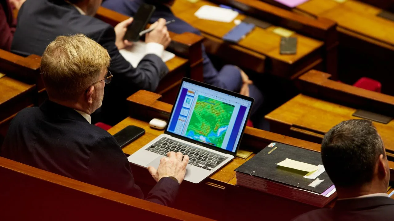 hukumet windowsu birakiyor linuxa geciyor.webp