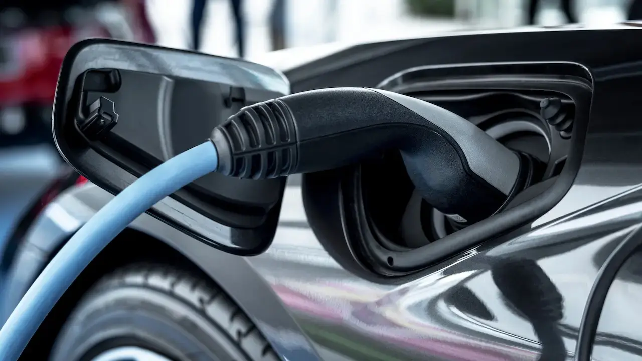 electric car at charging station 2026 01 07 23 43 49 utc1 e1777901884498.webp