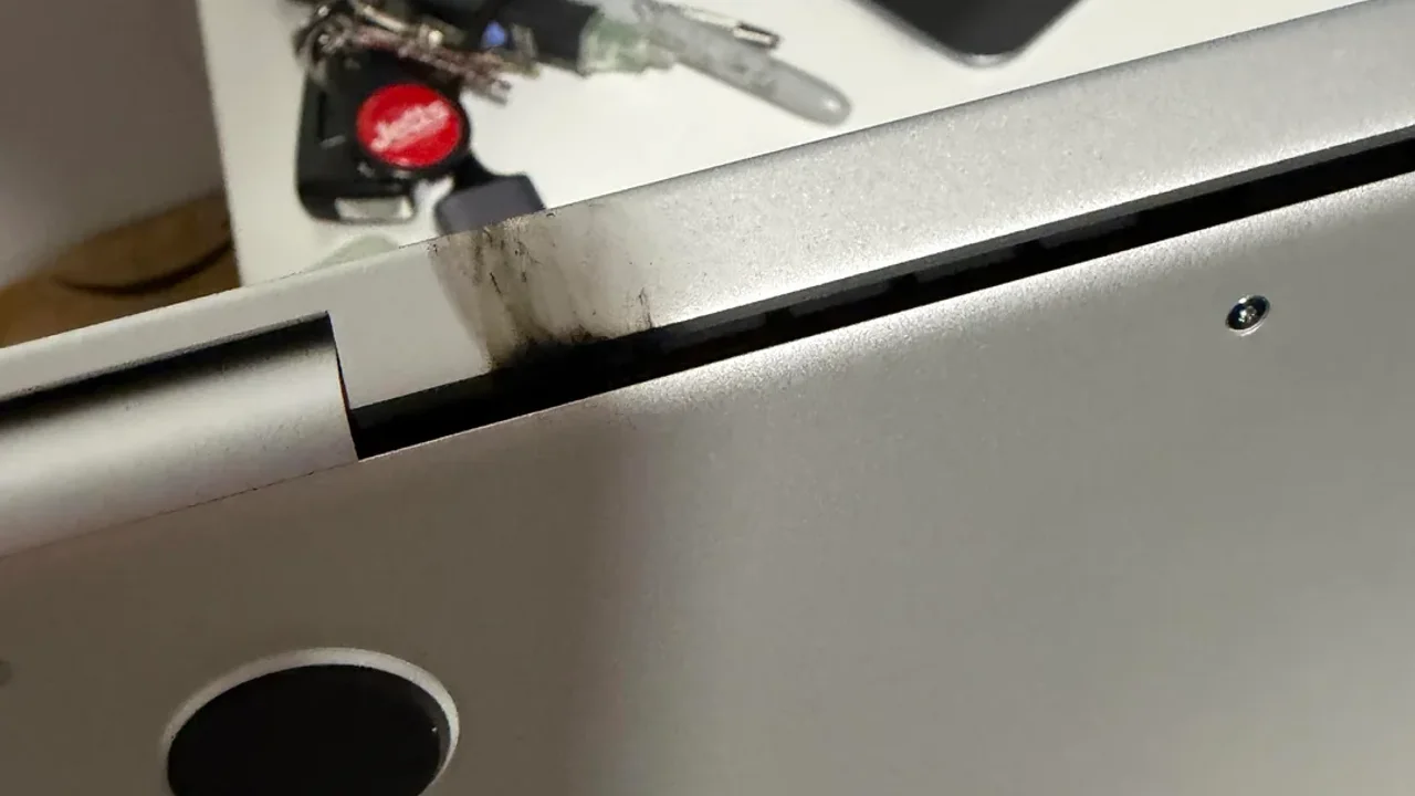 yeni m5 macbook neredeyse alev aliyordu.webp