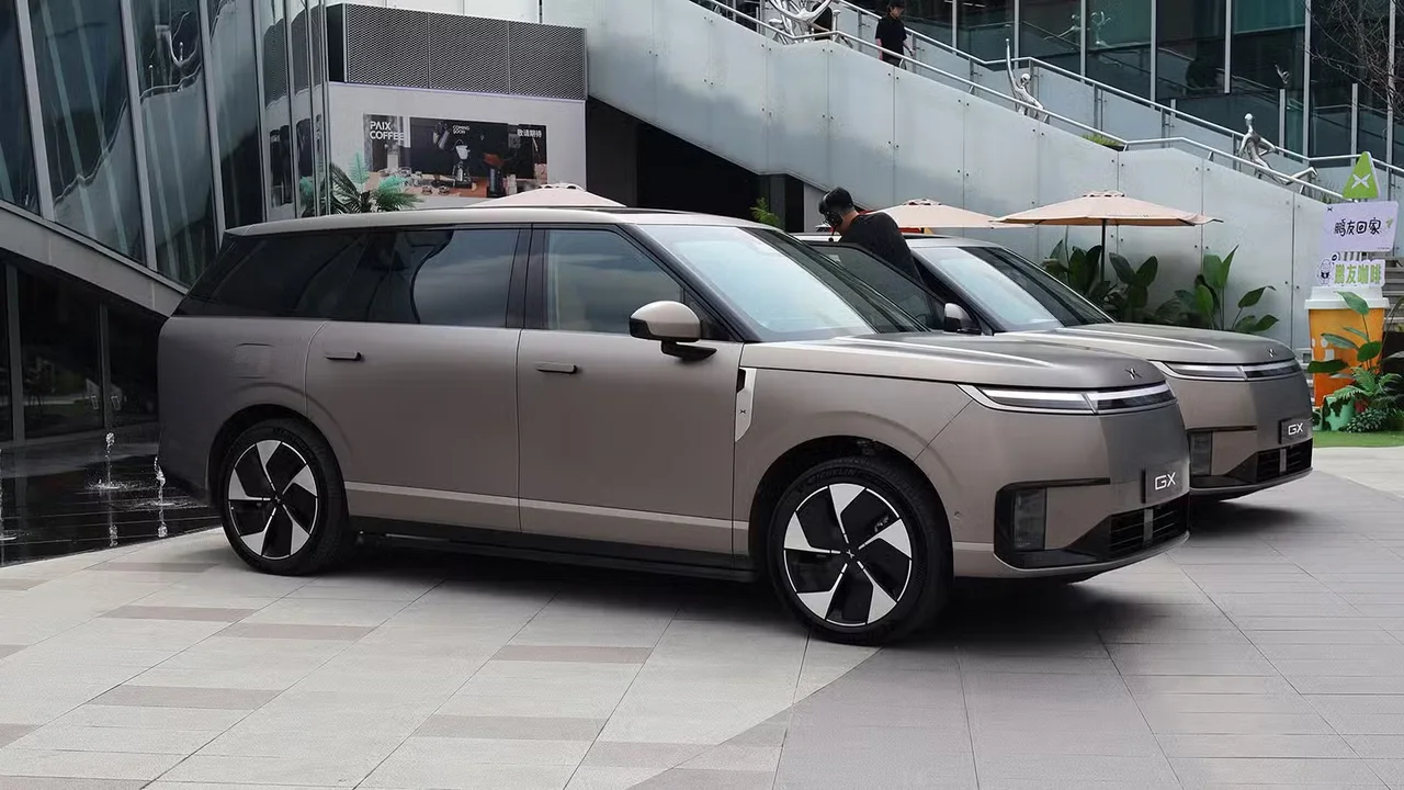 cinli range rover xpeng gx kapis kapis gidiyor.webp