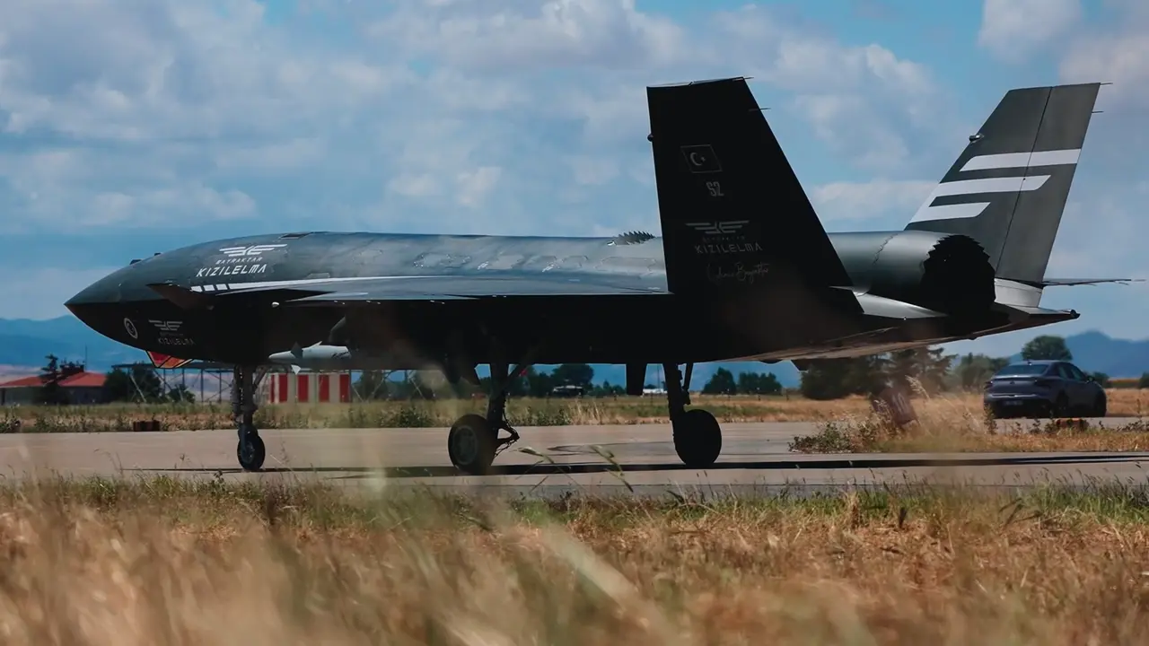 bayraktar kizil elma jet.webp