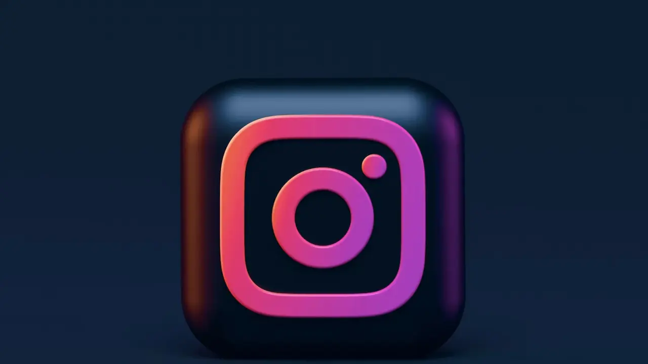 instagram carousel gonderilerinde her slayta ozel baslik eklenebiliyor.webp